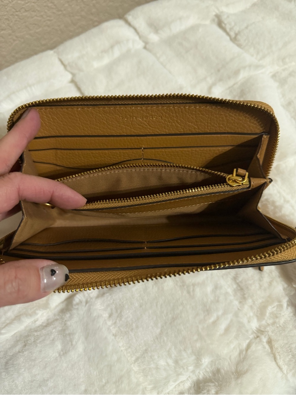 Tory Burch Thea Zip-Around Continental Wallet in Tan Pebbled Leather - Picture 6 of 6